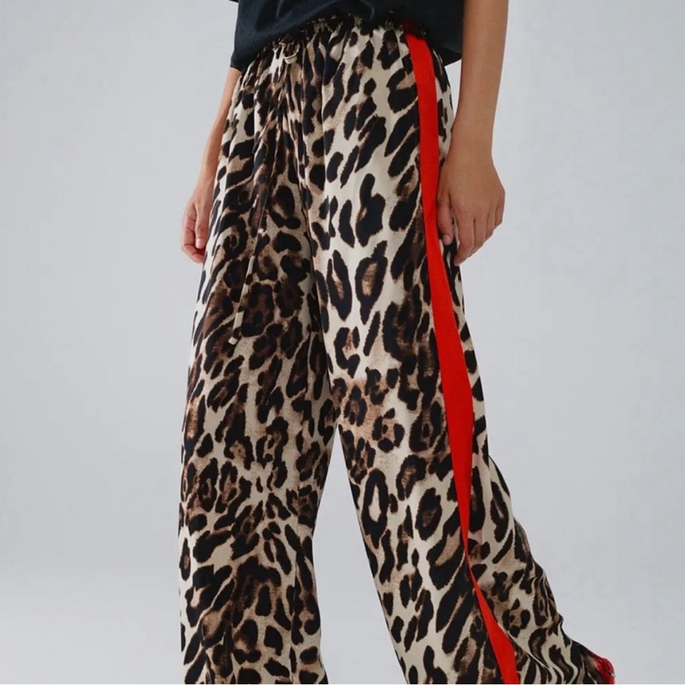 Q2 leopard pants. NWT. Medium